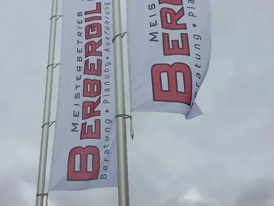 Zwei Berbergil-Fahnen an der Keltenstraße in Wörth am Main