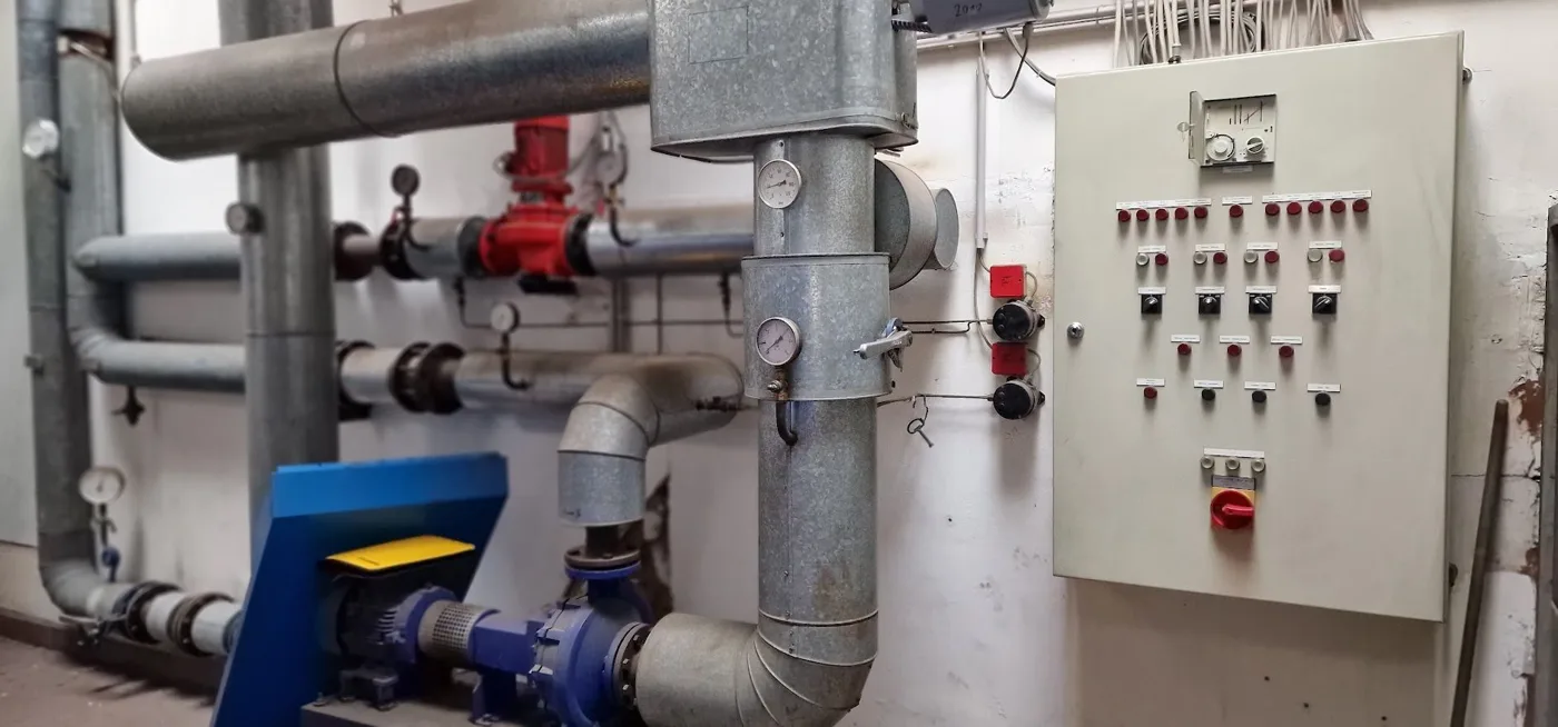 Alte Pumpen- und Verteiltechnik vor der Sanierung