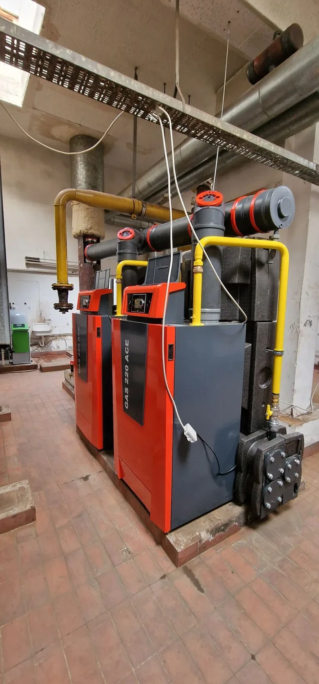 Neue Kesselanlage mit sauberer Verrohrung