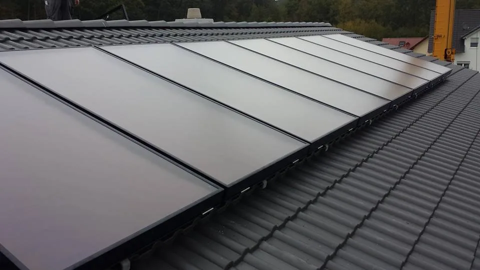 Solarthermie-Kollektorfeld auf einem Ziegeldach