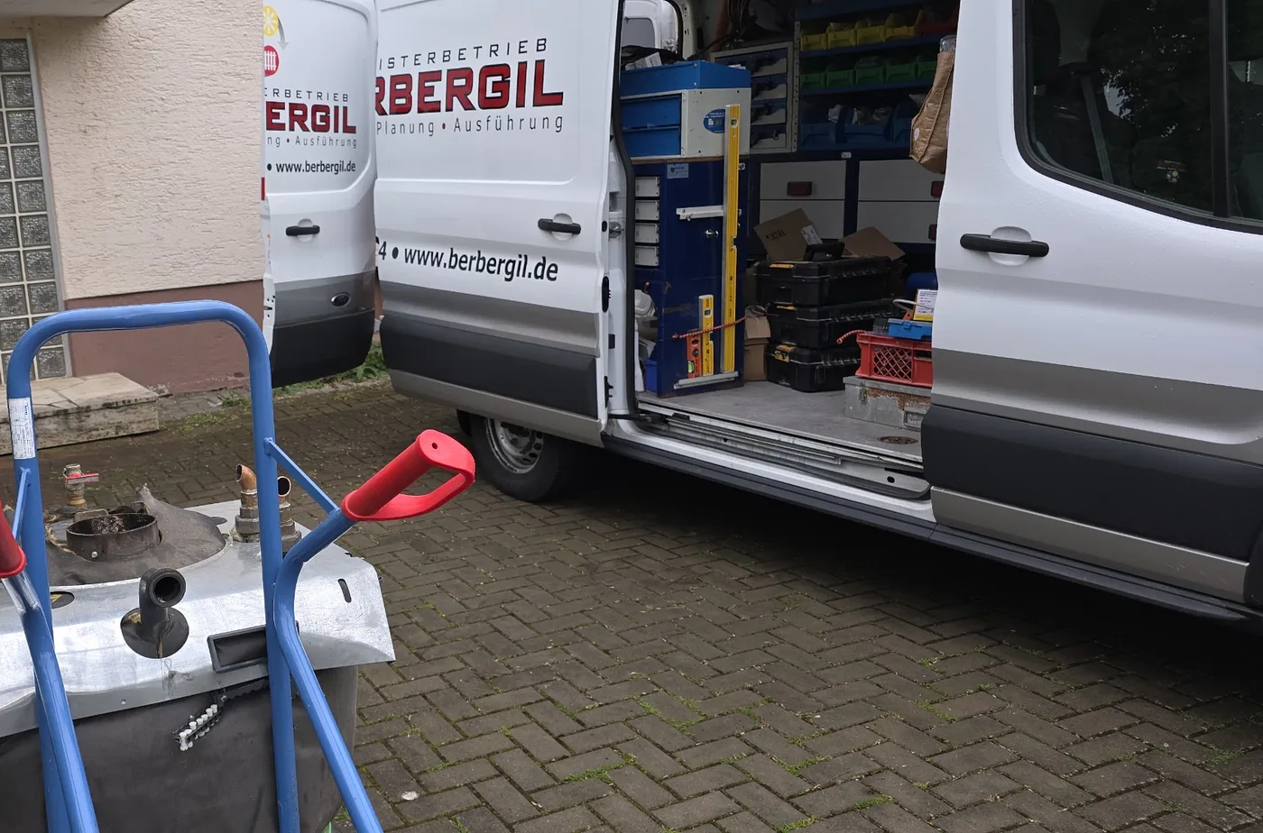 Geöffneter Berbergil-Firmenwagen mit Werkzeug an einer Baustelle