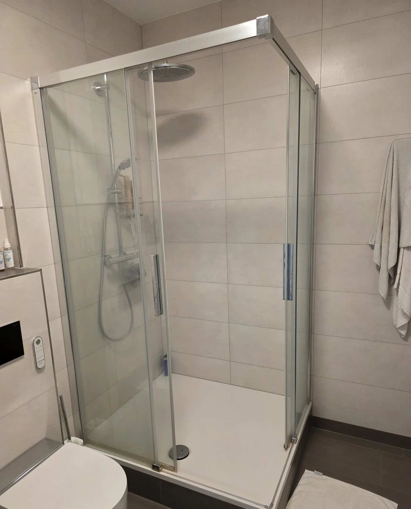 Neue bodengleiche Dusche mit Glasabtrennung