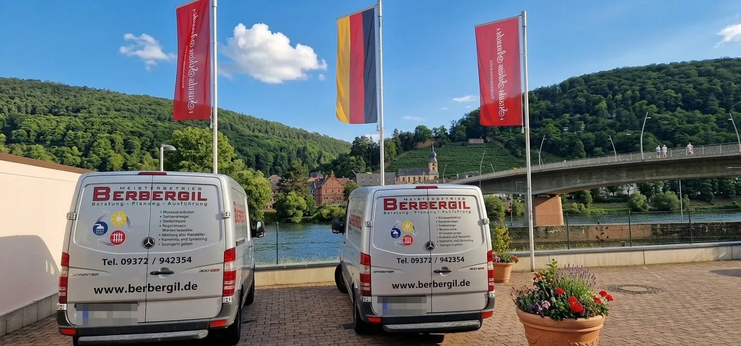 Zwei Servicewagen des Meisterbetriebs Berbergil vor dem Main-Panorama in Wörth am Main, dahinter Weinberge und die Mainbrücke