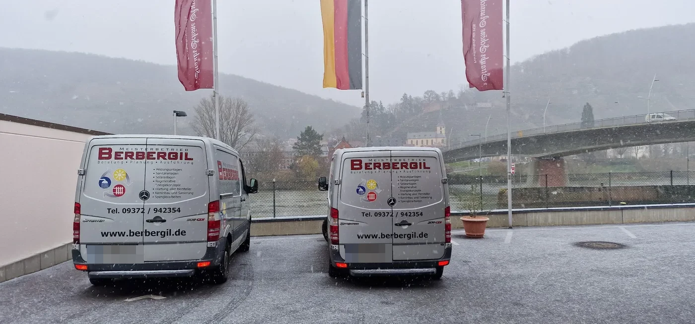 Zwei Berbergil-Firmenwagen am Mainufer in Wörth am Main
