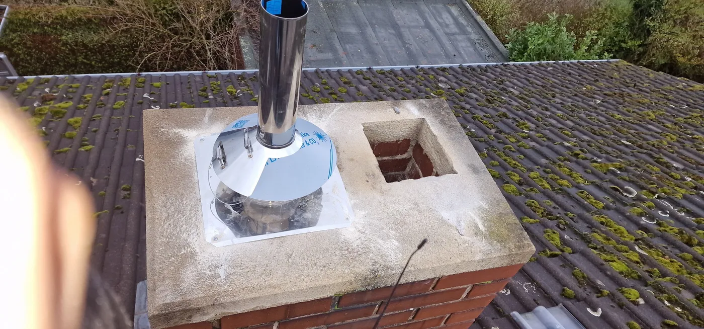 Neuer Edelstahlschornstein auf einem sanierten Kamin