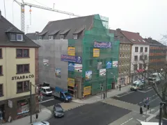 Die eingerüstete Wohnanlage in Aschaffenburg mit unseren Bannern