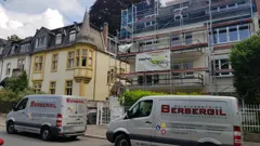 Unsere Firmenwagen vor dem eingerüsteten Altbau in Frankfurt