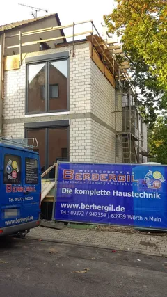 Der Rohbau des Anbaus mit unserem Bauzaun-Banner