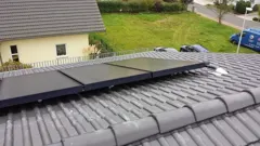 Das fertige Kollektorfeld am Dachfirst