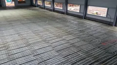Verlegte Fußbodenheizungsrohre in der Produktionshalle in Großostheim