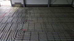 Rohrschlangen der Fußbodenheizung vor dem Estrich