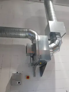 Abluftgerät mit Kanalanschlüssen an der Hallenwand