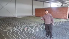Unser Monteur auf der frisch verlegten Fußbodenheizung