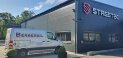 Die fertige Firmenzentrale in Höchst mit unserem Firmenwagen davor