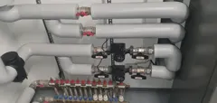 Heizkreisverteiler mit beschrifteten Pumpengruppen