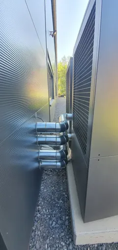 Luftkanäle der Wärmepumpe an der Gebäudefassade