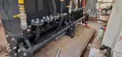 Neue Verrohrung mit Flanschen und Armaturen
