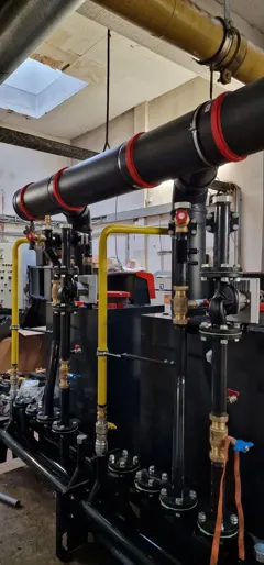 Abgasleitungen und gelbe Gasleitung über den neuen Kesseln