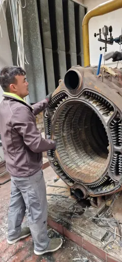 Demontage der alten Kesselanlage in Handarbeit