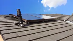 Der Neubau in Seligenstadt mit Solarkollektoren auf dem Dach